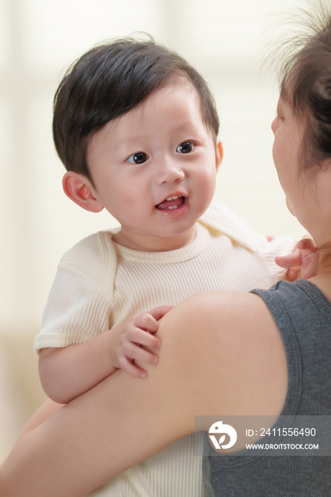 年轻妈妈抱着可爱的宝宝