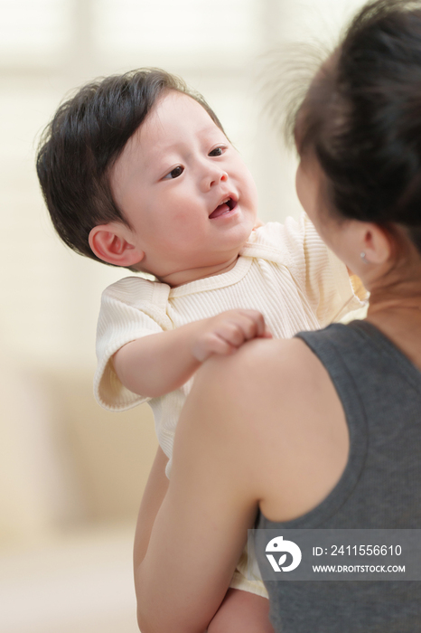 年轻妈妈抱着可爱的宝宝