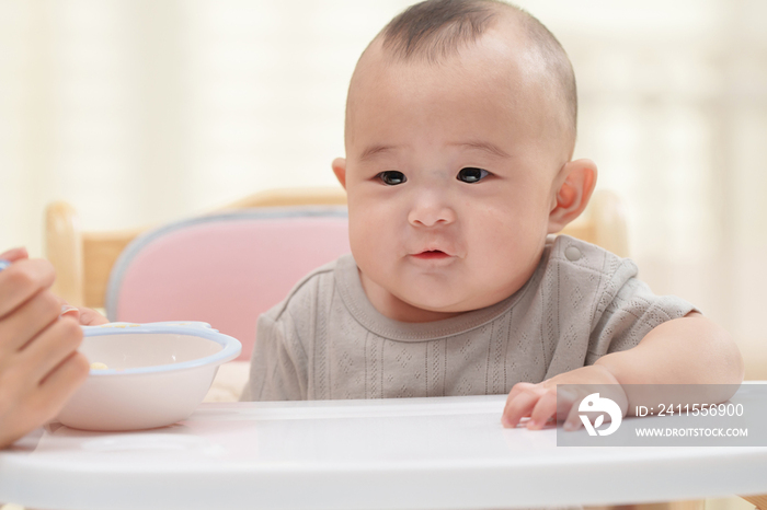 年轻妈妈喂宝宝吃饭