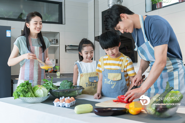 年轻父母教孩子学做饭