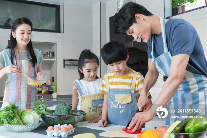 年轻父母教孩子学做饭