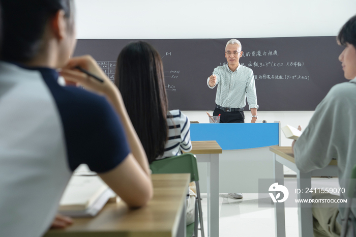 大学老师给学生们上课