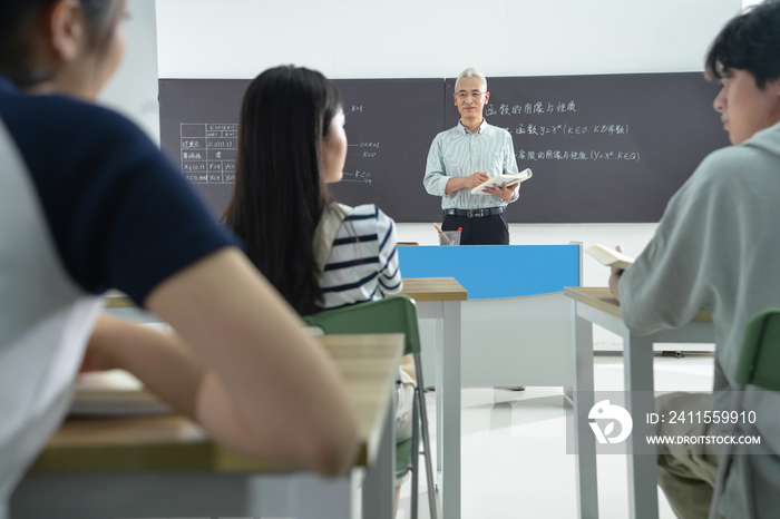 大学老师给学生们上课