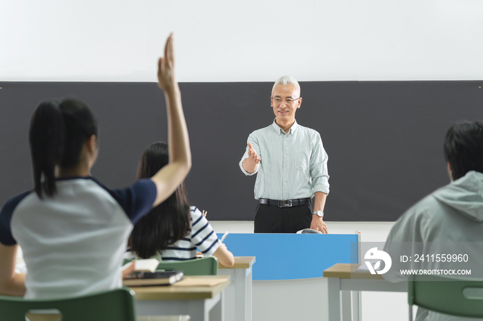 大学老师给学生们上课