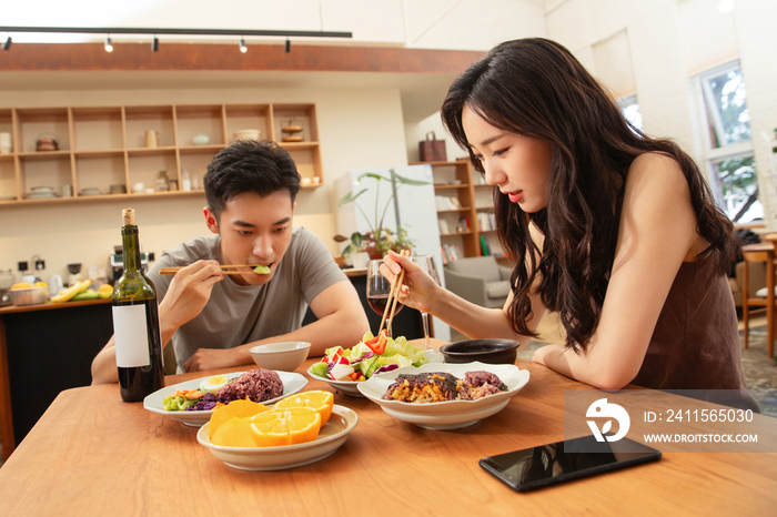 年轻夫妇在家用餐