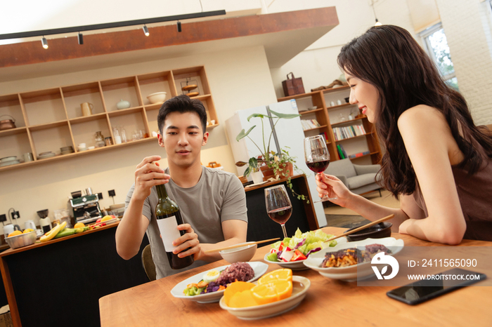 年轻夫妇在家用餐