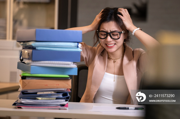 忙碌到抓狂的年轻女性