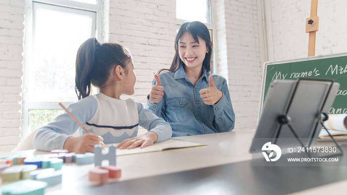 家教老师辅导小学生学习英语