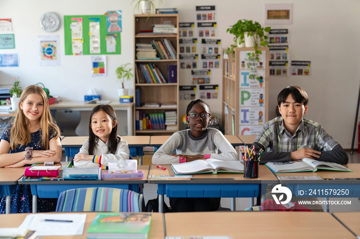 国际学校学生在教室里上课