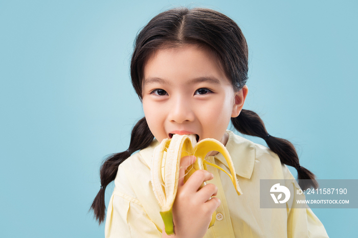 吃香蕉的小女孩