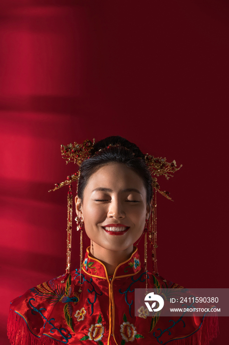 漂亮的中式新娘闭着眼睛享受
