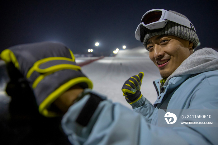 夜晚青年男人站在滑雪场内