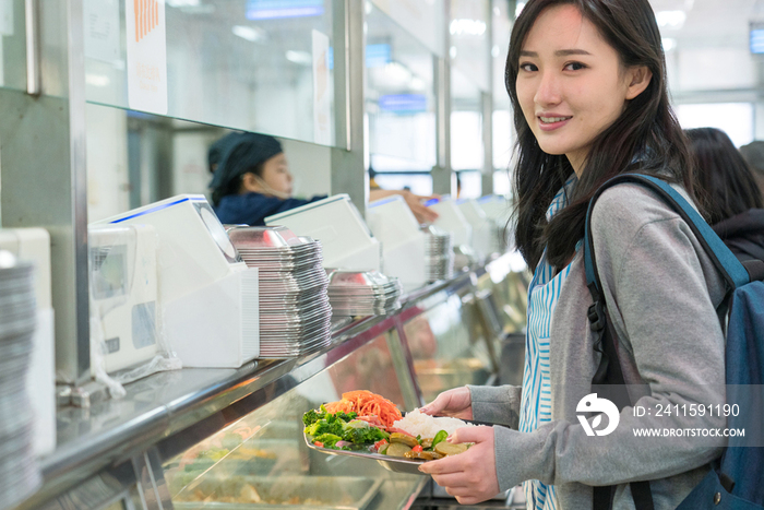 大学生在食堂里用餐