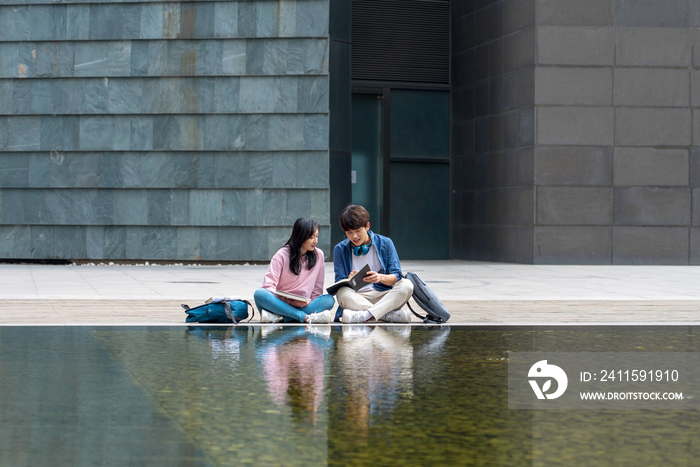 大学生情侣在校园里学习