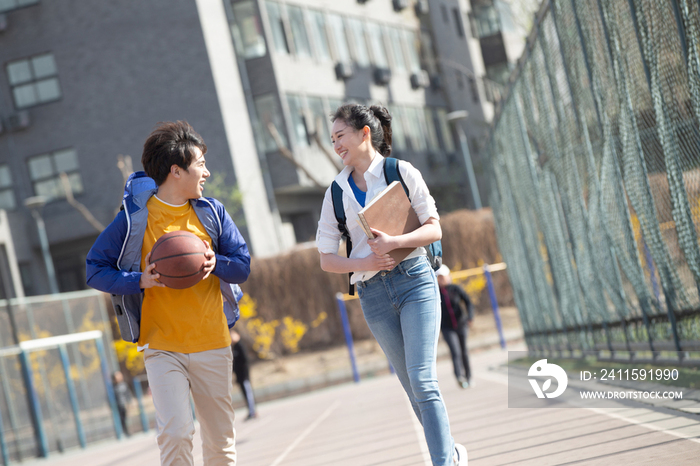 大学生情侣在校园里