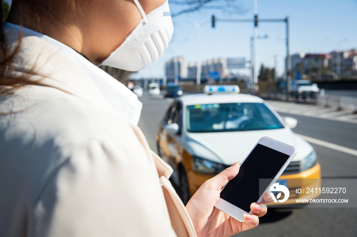 青年女人路边打出租车