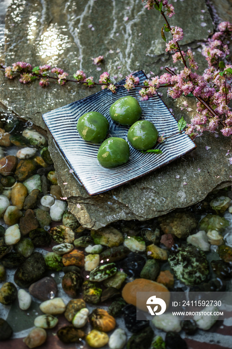 水面上的青团和桃花枝