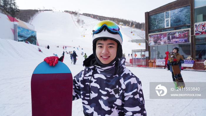 男孩户外滑雪