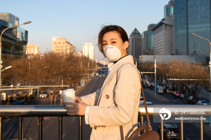 户外戴口罩的青年女人