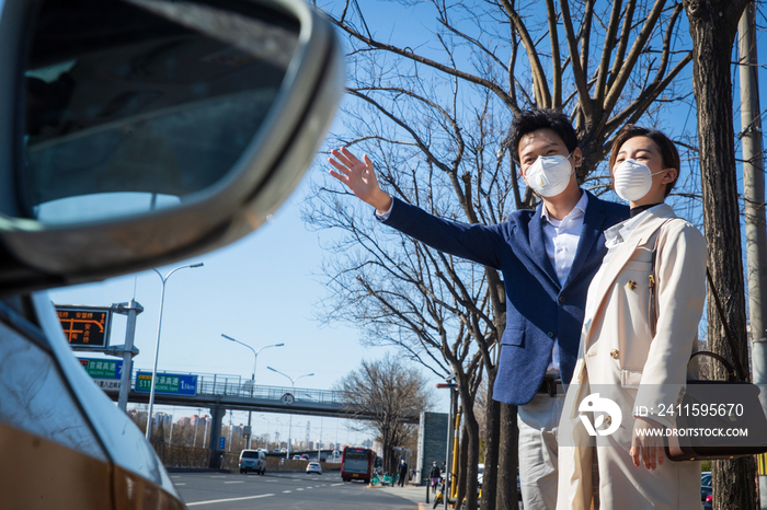 青年情侣路边打出租车