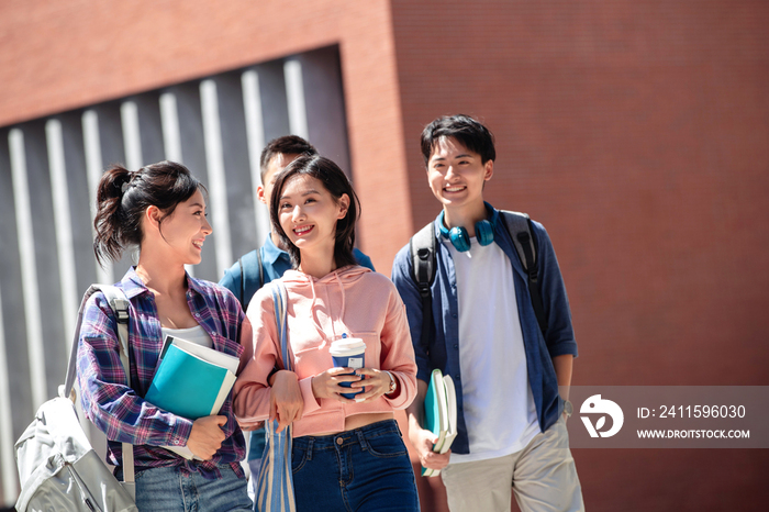 刚下课的大学生在校园里