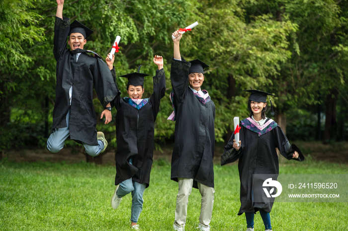 大学生穿着学士服庆祝毕业