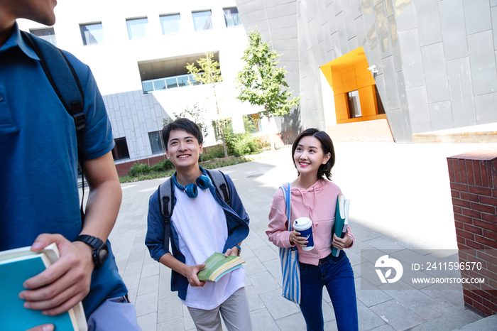 下课后的大学生在校园里