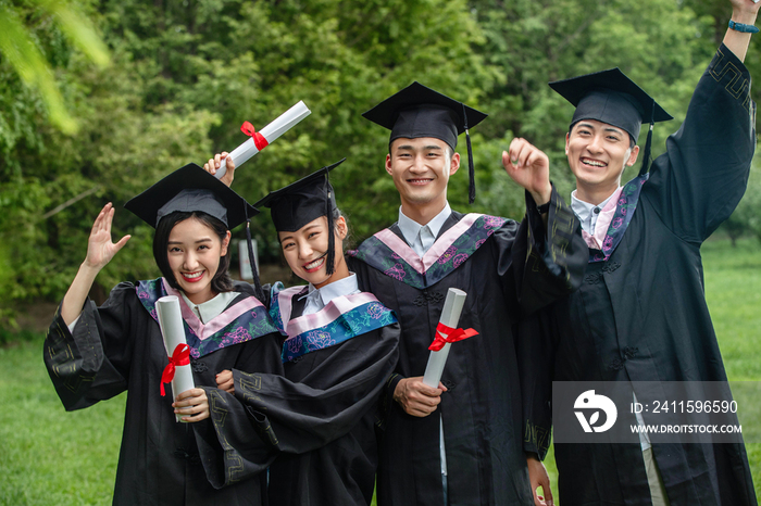 户外穿着学士服的大学生们