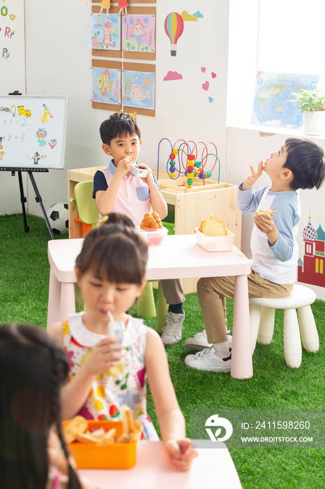 幼儿园小朋友用餐