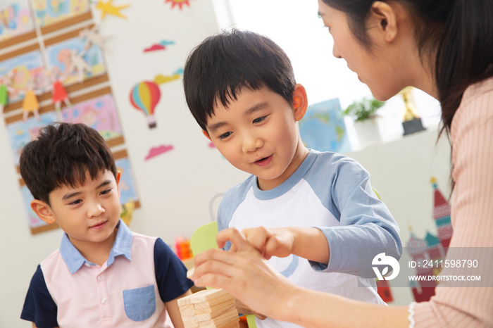 幼儿园老师和小朋友们