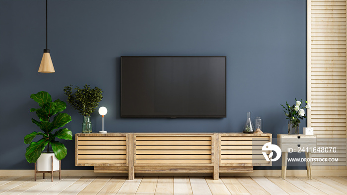 现代空房间橱柜上的壁挂式电视，深蓝色墙壁后面。