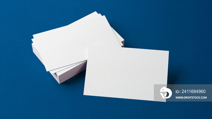 名片模型放在一叠卡片上。品牌设计理念。插入您的设计