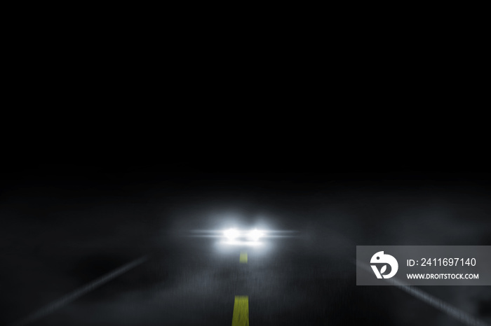 夜晚孤独的路雾伴随着汽车的行驶。