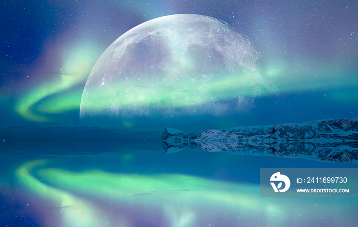挪威特罗姆瑟满月上空的北极光（北极光）
