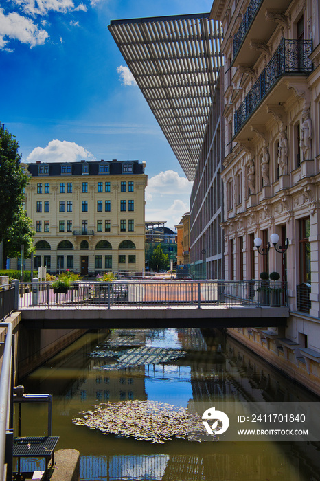 Blick auf den Pleiße-Mühlgraben vor einem Hotel am Innenstadtring, Pleiße, Kanal in der Leipziger Innenstadt, Leipzig, Sachsen, Deutschland