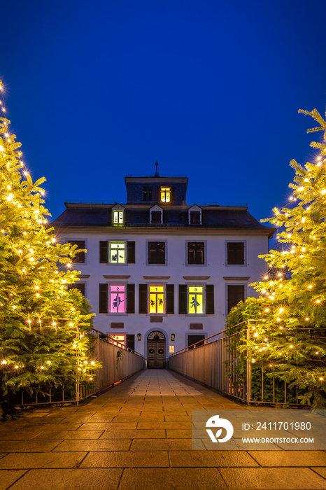 The Holzhausenschlösschen in Frankfurt is used as an advent calendar. Great building with a Christmas tree