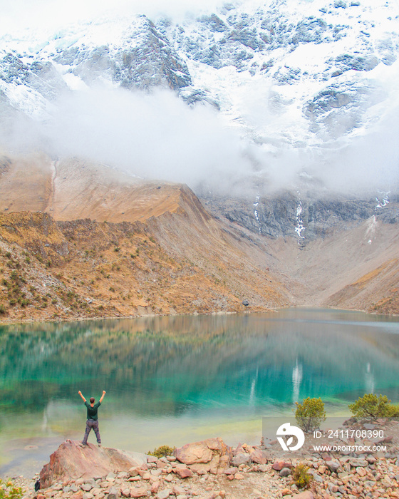 turista não identificado na Laguna Humantay, Peru