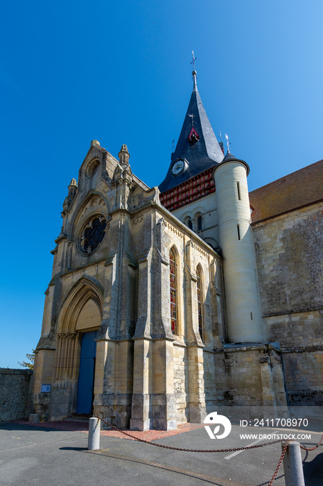 Vue extérieure de l’église Saint-Sauveur, classée monument historique, à Beaumont-en-Auge, Normandie, France