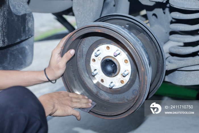 Repair brake drums, replace new brake pads, hand brakes and cylindrical brake drums Rear brake drum set at suv and pick up car