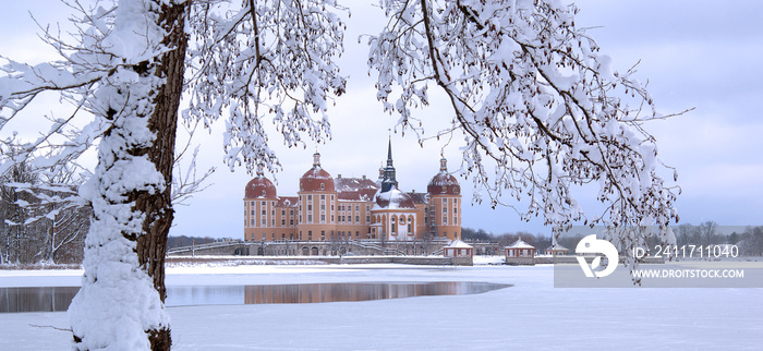 Schloß Moritzburg im Winter bei Schnee