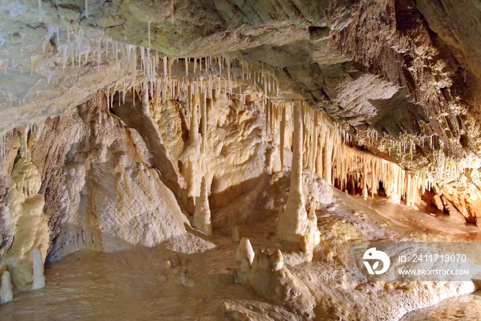 stalaktyty i stalagmity w jaskini