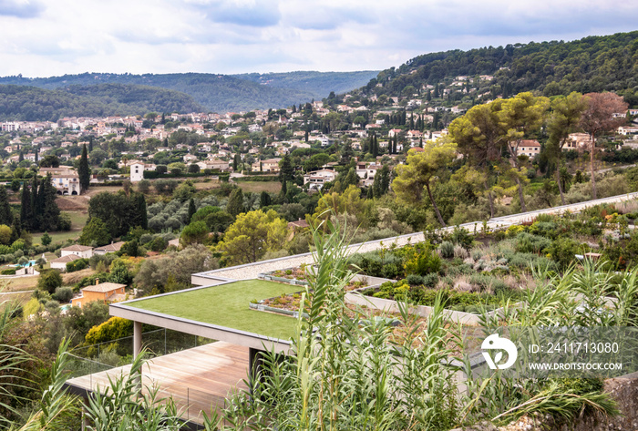 Toit arboré - jardin sur le toit d’un immeuble moderne à Saint Paul de Vence dans les Alpes-Maritimes Côte d’Azur Provence France avec vue sur le village de La Colle sur Loup - urbanisme esthétique