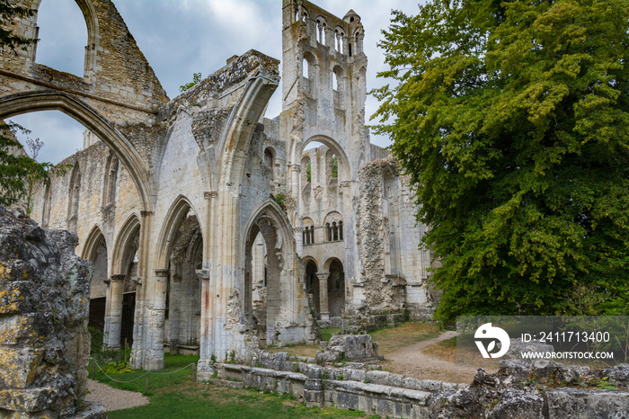 Ruines d’une ancienne abbaye médiévale en France, sur les bords de la Seine