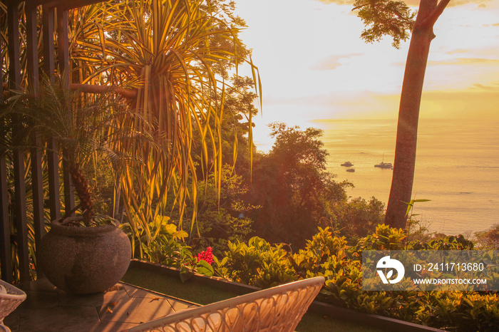 coucher de soleil à quepos au parc manuel antonio du costa rica