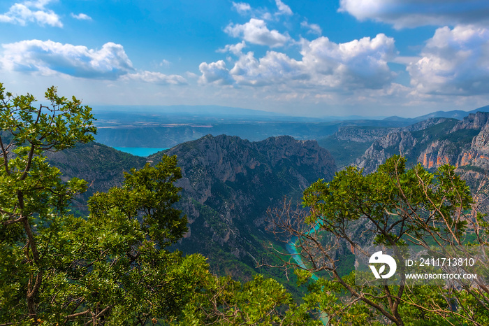 arrivée sur le Lac de Sainte Croix par les gorges du Verdon