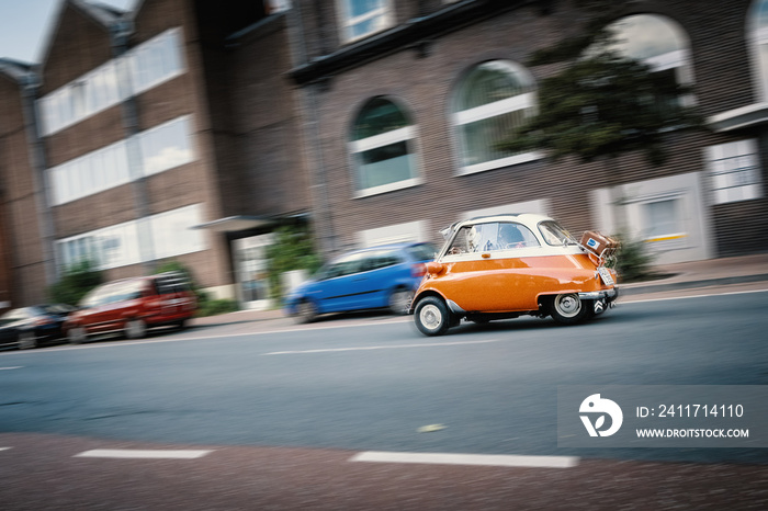 Die kleine nostalgische  Knutschkugel  Isetta fährt durch die Stadt Emden