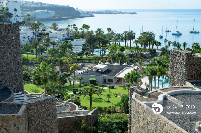 Anfi Beach auf Gran Canaria mit Palmen bei bestem Wetter