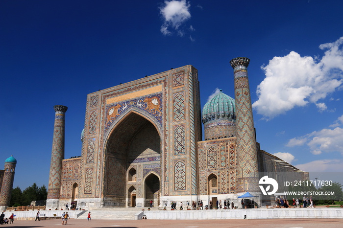 中央アジア　シルクロードの旅　ウズベキスタン　サマルカンド　レギスタン広場　シェルドル･メドレセ
