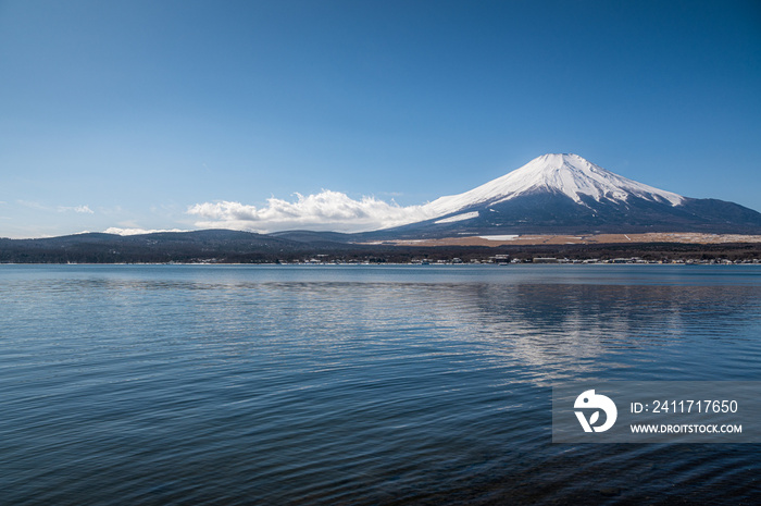 山梨県山中湖村　晴天の山中湖と富士山のリフレクション