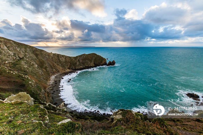 Paysage au lever du soleil sur le Nez de Jobourg depuis les falaises au bord de la Manche (Normandie, France)